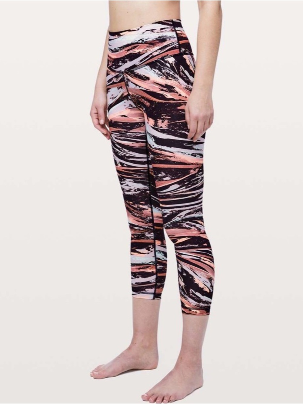 LULULEMON - Wunder Under High Rise 7/8 tight in Color Splash Multi. Size 4